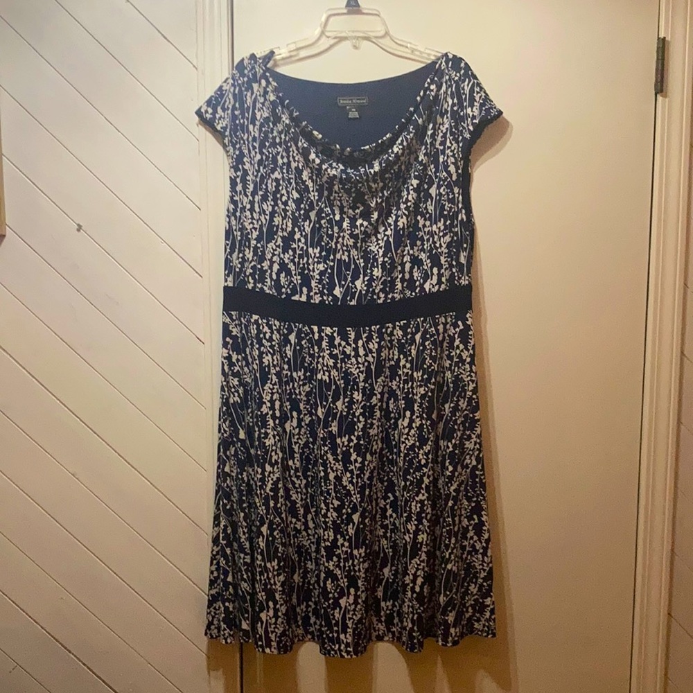 Women’s sleeveless blue and white size 18w dress